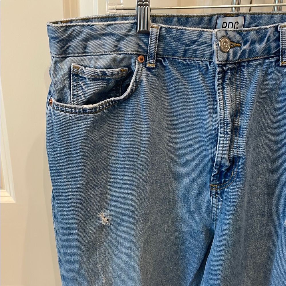 Urban Outfitters BDG MOM High Rise Denim Distressed Jeans 32 - Picture 2 of 8